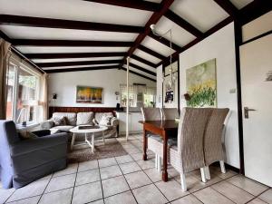 een woonkamer met een bank en een tafel bij Garnekuul 53 in Callantsoog