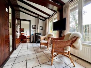 een woonkamer met twee stoelen en een televisie bij Garnekuul 53 in Callantsoog
