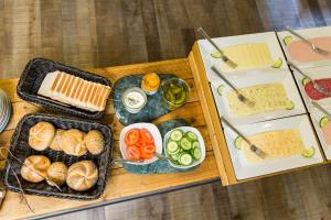 una mesa con diferentes tipos de alimentos. en Five Reasons Hostel & Hotel, en Núremberg