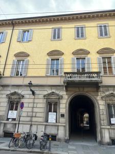 een gebouw met fietsen voor het gebouw bij Appartamento L'antica colonna, in centro storico in Parma