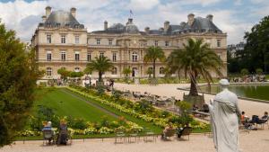 ein großes Gebäude mit einer Statue davor in der Unterkunft Home Jardin du Luxembourg à Paris in Paris