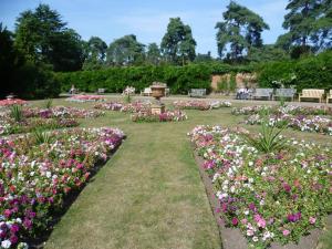 un jardín con flores rosas y blancas en un parque en Stunning Flat with Parking Free near Sutton Station en Cheam
