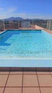 une grande piscine d'eau bleue dans l'établissement El bon repòs del delta, à El Lligallo del Gànguil