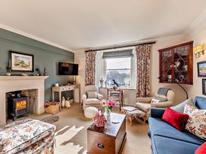 a living room with a blue couch and a fireplace at 3 Bed in Leyburn G0185 in Carlton