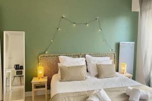Кровать или кровати в номере Le Syrme • 450m de la plage, balcon & parking