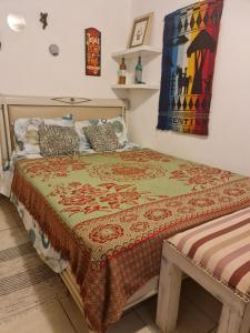 a bedroom with a bed with a blanket on it at Oasis Buenos Aires individual ó casal in Munro