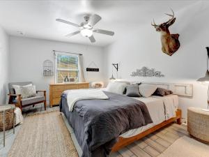 een slaapkamer met een bed met een hertenkop aan de muur bij Luxury Couples Villa with private pool in Largo