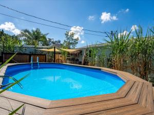 een zwembad in een tuin met een huis bij Luxury Couples Villa with private pool in Largo