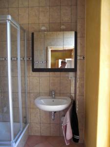 a bathroom with a sink and a mirror at Appartement Halle Westfalen Künsebeck in Halle Westfalen