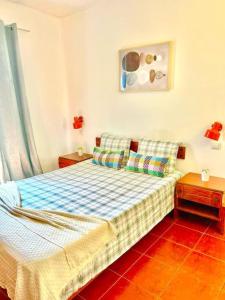een slaapkamer met een bed en twee nachtkastjes bij Resort Albufeira T1, Praia da Oura in Albufeira