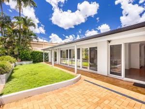 eine Außenansicht eines Hauses mit Rasen in der Unterkunft Modern 5Bedroom House w Outdoor Pool Robertson in Brisbane