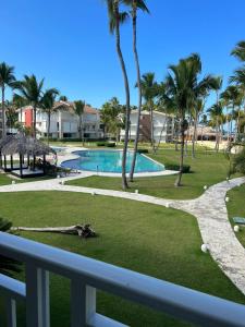 Vom Balkon eines Resorts genießen Sie Poolblick. in der Unterkunft Bello y cómodo apartamento, frente al mar in Punta Cana