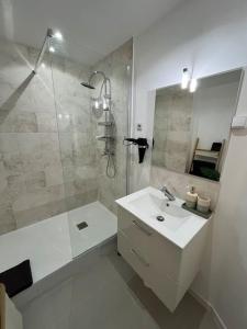 Ένα μπάνιο στο Hana Home T2 Guyancourt
