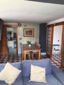 een woonkamer met een blauwe bank en een tafel bij Pedregalejo Gabriel y Galan 3 in Málaga