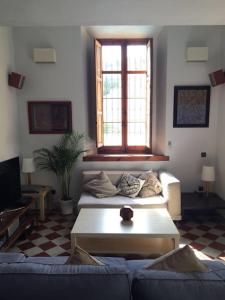 een woonkamer met een bank en een salontafel bij Pedregalejo Gabriel y Galan 3 in Málaga