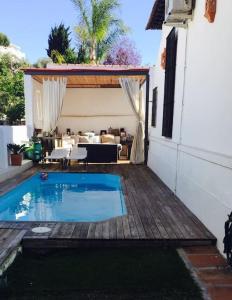 een achtertuin met een zwembad en een huis bij Pedregalejo Gabriel y Galan 3 in Málaga
