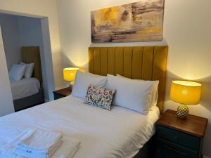 1 cama con 2 lámparas y 2 almohadas en Kings Head Coltishall, en Norwich