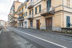 una calle vacía en una ciudad con edificios en Casa Shakespeare, en La Spezia