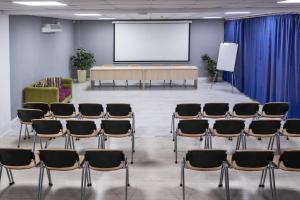 una sala de conferencias con sillas y una pantalla blanca en Hotel Express Корпус 2, en Kiev