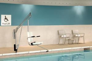 una piscina con sillas y un remonte en Holiday Inn Express & Suites - Cincinnati NE - Red Bank Road, an IHG Hotel, en Cincinnati
