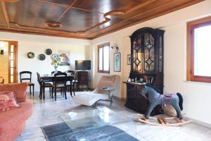 a living room with a horse statue in the middle of the room at Casa Santacroce in Scilla