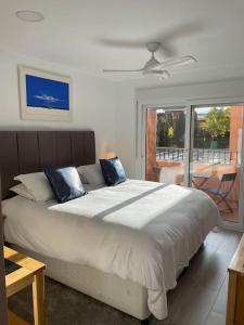 Postel nebo postele na pokoji v ubytování Mar Menor Golf Resort, Luxury Sleeps 6, Lake Views