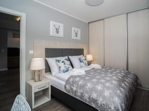 Ένα ή περισσότερα κρεβάτια σε δωμάτιο στο Apartamenty Every Sky 11 Listopada 10