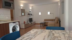a kitchen and living room with a washing machine at Apartment Océano in Puerto de Tazacorte