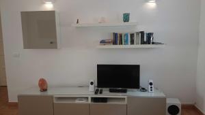 a desk with a television on top of it at Apartment Océano in Puerto de Tazacorte