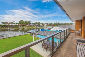 uma varanda com vista para um corpo de água em Hibbard 24 em Port Macquarie