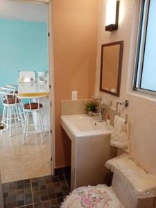 - Baño con lavabo y mesa en LINDA CASA DE DESCANSO EN MORELOS, en Cuautla Morelos