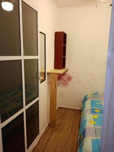 Habitación con cama y vestidor. en LINDA CASA DE DESCANSO EN MORELOS, en Cuautla Morelos