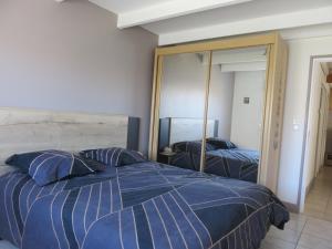 een slaapkamer met twee bedden en een grote spiegel bij Clos Saint Hilaire in Longeville-sur-Mer +11 foto's