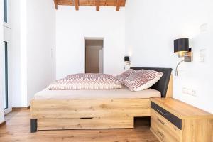 Postel nebo postele na pokoji v ubytování Apartment Tschirgant Deluxe + 4 fotografie