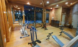 einen Fitnessraum mit mehreren Heimtrainern in einem Raum in der Unterkunft La rivière d'argent T3 Serre Chevalier Pied des pistes in Saint-Chaffrey