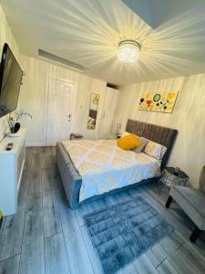 een slaapkamer met een bed en een televisie. bij Private guest house/Annexe in Manchester