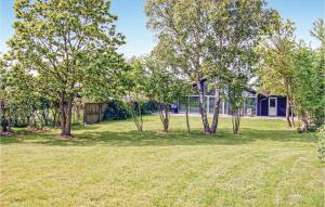 un patio con árboles frente a una casa en Beautiful Home In Sydals With Sauna en Skovby