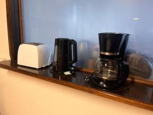 zwei Kaffeemaschinen und ein Toaster auf der Theke in der Unterkunft Cálida Cabaña en el Corazón de Ushuaia in Ushuaia