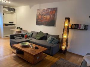 a living room with a couch and a table at Modernes Appartement im Grünen - Stilvoll und komfortabel in Cologne