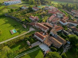 una vista aérea de una casa antigua con patio en O Lagar de Jesús en Padrón