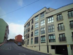 ein Gebäude am Straßenrand in der Unterkunft Dachwohnung mit Terasse und Meerblick unweit des Strandes in Malpica + 28 Fotos