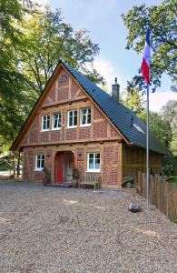 una casa con una bandiera davanti di Das Landhaus a Bilsen