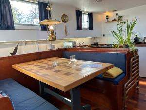 a dining room table with glasses on top of it at Au fil de l'eau et Spa in Plobsheim