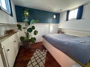 1 dormitorio con 1 cama y una maceta en Au fil de l'eau et Spa en Plobsheim