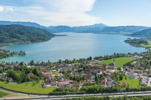 uma vista aérea de uma cidade ao lado de um lago em Ferienwohnung in Haidach em Pettighofen