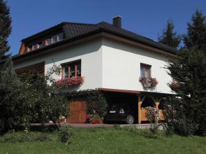 een huis met een auto ervoor geparkeerd bij Ferienwohnung in Haidach in Pettighofen