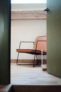 a bench sitting in the middle of a room at Penthouse : immersion dans la nature in Durbuy