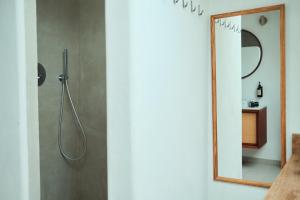 een badkamer met een douche en een spiegel bij Penthouse : immersion dans la nature in Durbuy