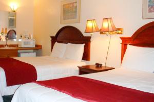 Postel nebo postele na pokoji v ubytování Village Inn & Suites Marysville