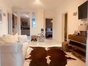 a living room with a couch and a tv at The Hampton Hock's - Wellness & Wine in Freinsheim